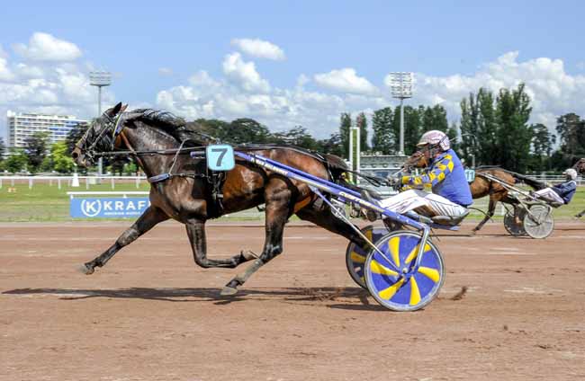 Photo d'arrivée de la course pmu GRAND PRIX DU CONSEIL MUNICIPAL à VICHY le Mardi 4 juillet 2023