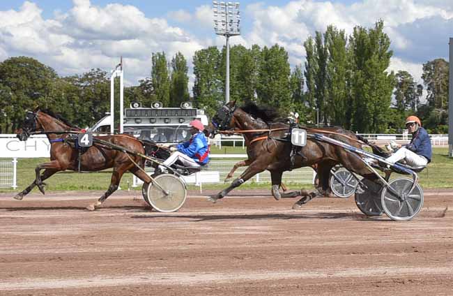 Photo d'arrivée de la course pmu PRIX JEAN-MICHEL BAZIRE à VICHY le Mardi 4 juillet 2023