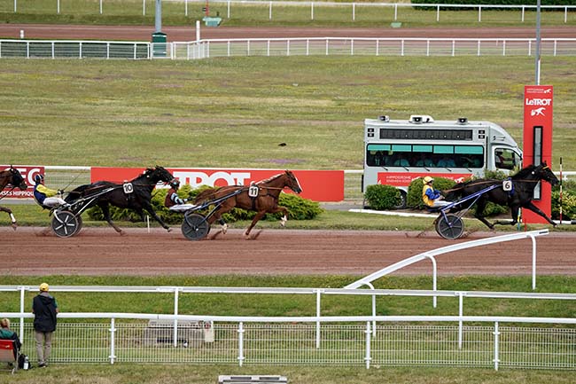 Photo d'arrivée de la course pmu PRIX FLORENCE LECELLIER à ENGHIEN le Mercredi 5 juillet 2023