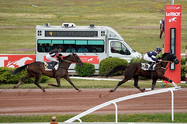 Photo d'arrivée de la course pmu PRIX DE LA PLACE DU TROCADERO à ENGHIEN le Mercredi 5 juillet 2023