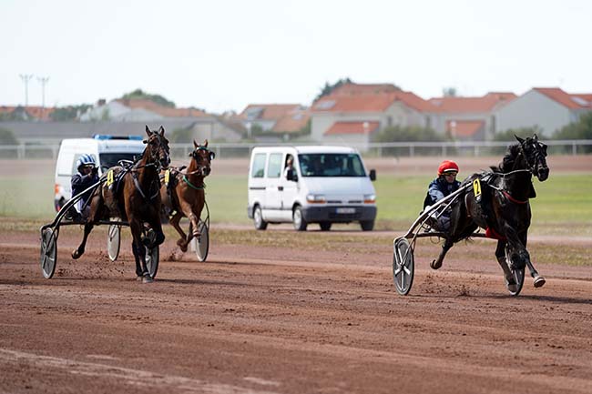 Photo d'arrivée de la course pmu 8EME ETAPE DU GRAND NATIONAL DU TROT 2023 à LA ROCHELLE-CHATELA. le Jeudi 13 juillet 2023