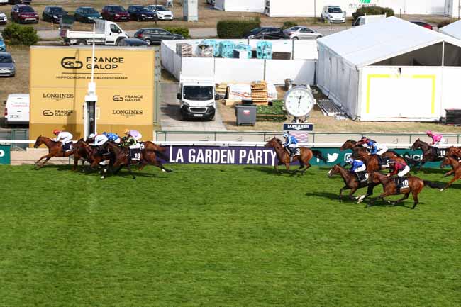 Photo d'arrivée de la course pmu LONGINES HANDICAP DE LA FETE NATIONALE à LONGCHAMP le Vendredi 14 juillet 2023