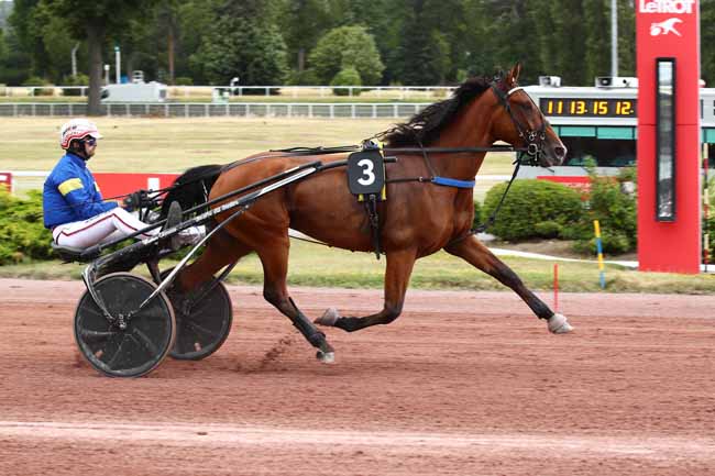 Photo d'arrivée de la course pmu PRIX D'ESCUROLLES à ENGHIEN le Samedi 15 juillet 2023