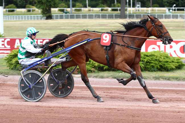 Photo d'arrivée de la course pmu PRIX D'UZERCHE à ENGHIEN le Samedi 15 juillet 2023