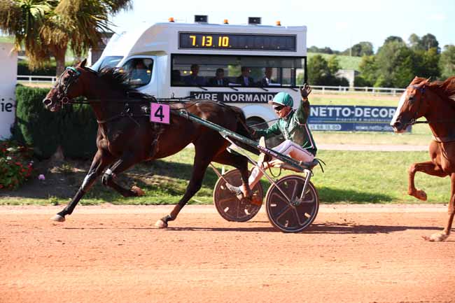 Photo d'arrivée de la course pmu PRIX VILLE DE VIRE - CLAUDE FOUCAULT à VIRE le Lundi 17 juillet 2023