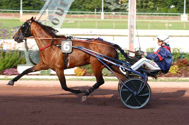 Photo d'arrivée de la course pmu PRIX HONFLEUR NORMANDY OUTLET (PRIX DES BUSSEROLES) à CABOURG le Vendredi 21 juillet 2023