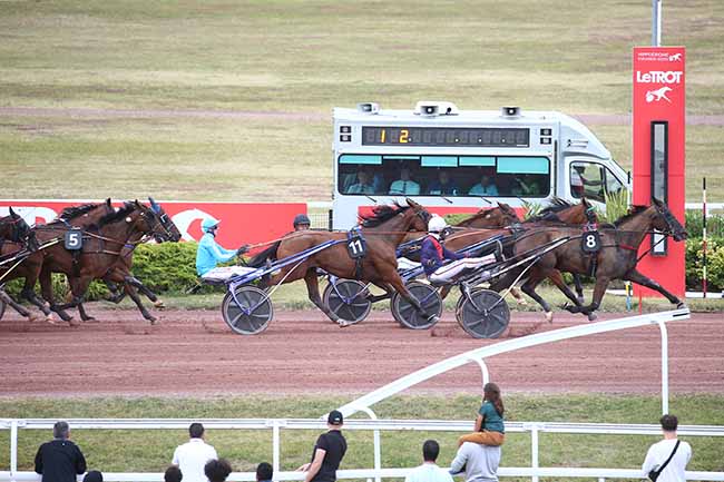 Photo d'arrivée de la course pmu PRIX DE CRESPIERES à ENGHIEN le Mercredi 26 juillet 2023