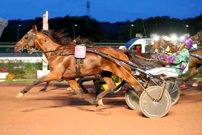 Photo d'arrivée de la course pmu PRIX DES CALLUNES à CABOURG le Vendredi 28 juillet 2023