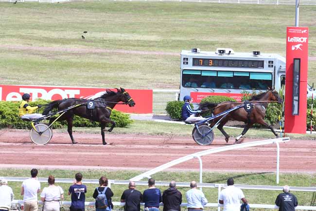 Photo d'arrivée de la course pmu PRIX DE LA CELLE-SAINT-CLOUD à ENGHIEN le Samedi 29 juillet 2023