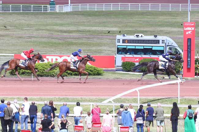 Photo d'arrivée de la course pmu PRIX DE LA PLACE D'ITALIE à ENGHIEN le Samedi 29 juillet 2023