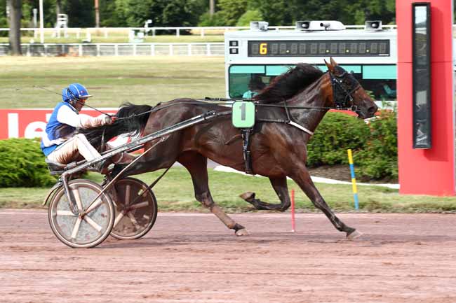 Photo d'arrivée de la course pmu PRIX DU PALAIS ROYAL à ENGHIEN le Samedi 29 juillet 2023