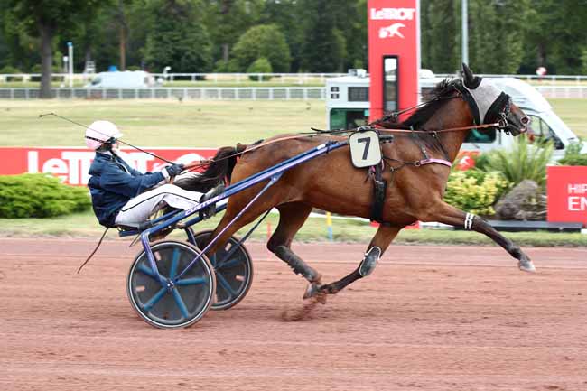 Photo d'arrivée de la course pmu PRIX DE BEZONS à ENGHIEN le Dimanche 30 juillet 2023