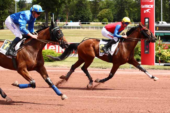 Photo d'arrivée de la course pmu PRIX DE RUFFEC à ENGHIEN le Dimanche 30 juillet 2023