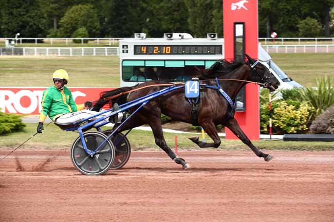 Photo d'arrivée de la course pmu PRIX DE VOUVRAY à ENGHIEN le Dimanche 30 juillet 2023
