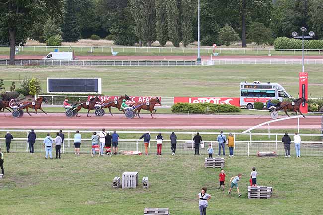 Photo d'arrivée de la course pmu PRIX DE L'HOTEL DES MONNAIES à ENGHIEN le Mercredi 2 août 2023