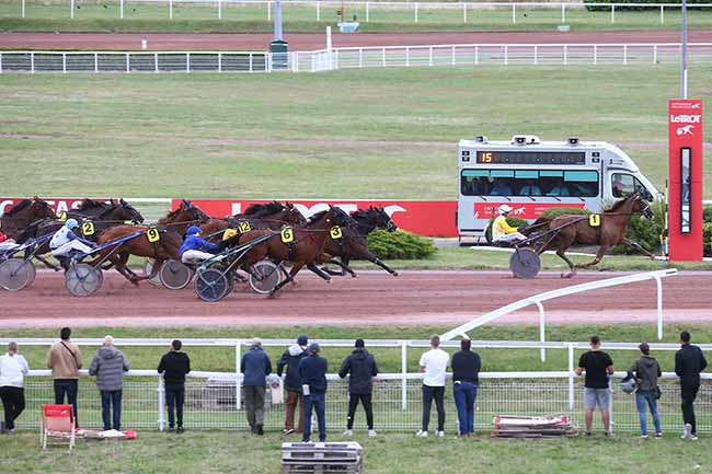 Photo d'arrivée de la course pmu PRIX DE GRIGNY à ENGHIEN le Mercredi 2 août 2023