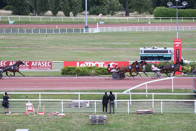 Photo d'arrivée de la course pmu PRIX DE CARNAC à ENGHIEN le Mercredi 2 août 2023