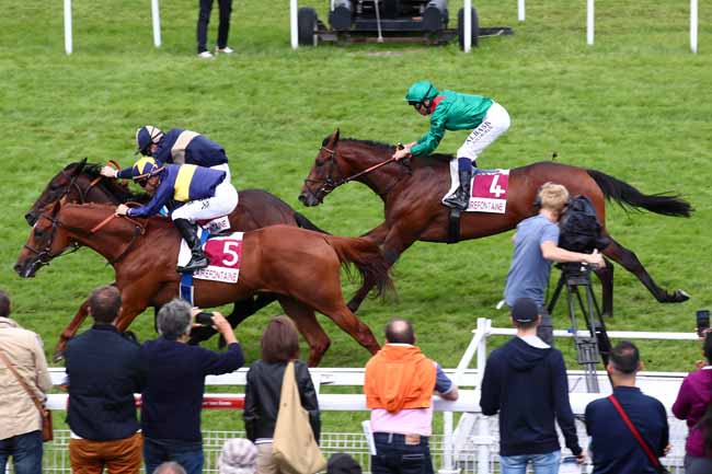Photo d'arrivée de la course pmu PRIX DE LA VILLE DE SAINT-GATIEN-DES-BOIS (PRIX DU HAUT-BOIS) à CLAIREFONTAINE le Vendredi 4 août 2023