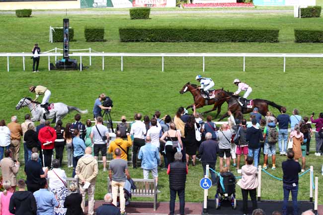 Photo d'arrivée de la course pmu PRIX DE LA BISCUITERIE DE L'ABBAYE (PRIX DU CLOS FLEURI) à CLAIREFONTAINE le Vendredi 4 août 2023