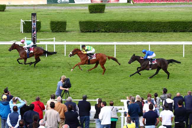 Photo d'arrivée de la course pmu PRIX DE LA CONFRERIE DES CHEVALIERS DU PONT-L'EVEQUE (PRIX DES POMMIERS) à CLAIREFONTAINE le Vendredi 4 août 2023