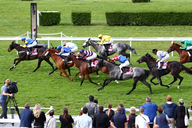 Photo d'arrivée de la course pmu PRIX DE LA CONFRERIE DES CHEVALIERS DU LIVAROT (PRIX DES BOCAGES) à CLAIREFONTAINE le Vendredi 4 août 2023