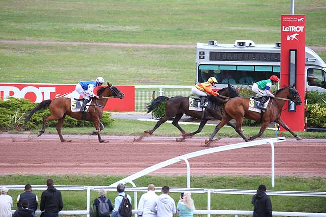 Photo d'arrivée de la course pmu PRIX DE FORGES-LES-EAUX à ENGHIEN le Dimanche 6 août 2023