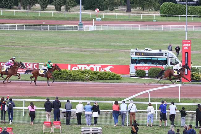 Photo d'arrivée de la course pmu PRIX DE LA PLACE VAUBAN à ENGHIEN le Dimanche 6 août 2023