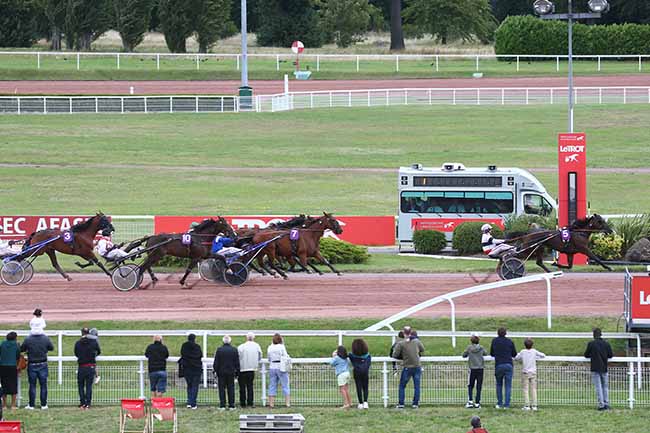 Photo d'arrivée de la course pmu PRIX D'AIGREMONT à ENGHIEN le Dimanche 6 août 2023