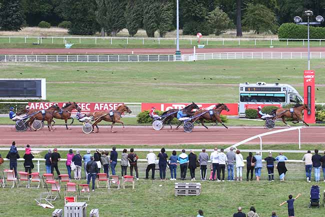 Photo d'arrivée de la course pmu PRIX DE CHALONS-DU-MAINE à ENGHIEN le Dimanche 6 août 2023