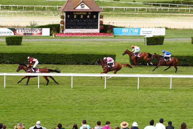 Photo d'arrivée de la course pmu PRIX EMOTIONN'AILES EQUICOACHING (PRIX DU GROS BILLOT) à CLAIREFONTAINE le Lundi 7 août 2023