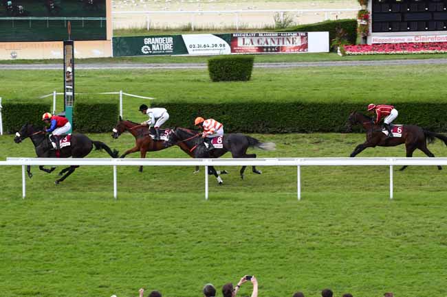Photo d'arrivée de la course pmu PRIX RAPHAEL GIRET (PRIX DU CATALPA) à CLAIREFONTAINE le Lundi 7 août 2023