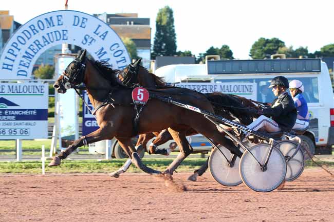 Photo d'arrivée de la course pmu PRIX ANDRE CARRUS à SAINT MALO le Mercredi 9 août 2023