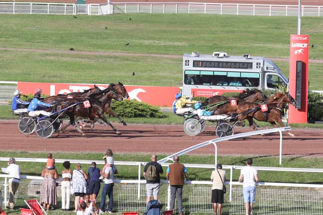 Photo d'arrivée de la course pmu PRIX DE LA CONCORDE à ENGHIEN le Jeudi 10 août 2023
