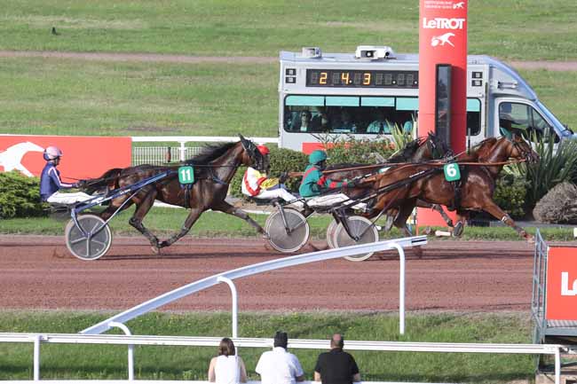 Photo d'arrivée de la course pmu PRIX DE LA PORTE D'ASNIERES à ENGHIEN le Jeudi 10 août 2023