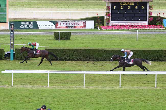 Photo d'arrivée de la course pmu PRIX CA VA ALLER AVEC ZETURF (PRIX DES PLATANES) à CLAIREFONTAINE le Vendredi 11 août 2023