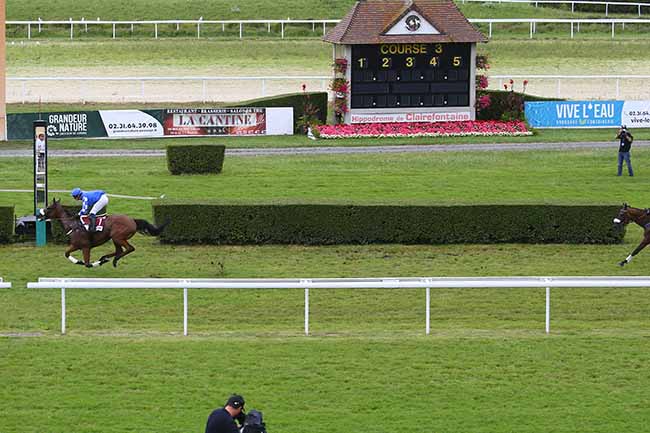 Photo d'arrivée de la course pmu PRIX ZETURF - UNE HISTOIRE DE TURFISTES (PRIX DES FUSAINS) à CLAIREFONTAINE le Vendredi 11 août 2023