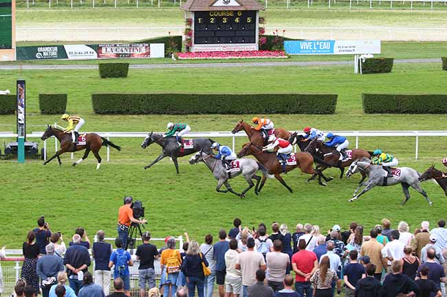 Photo d'arrivée de la course pmu PRIX ZETURF - PRONOSTICS ET CONSEILS DE JEUX QUOTIDIENS (PRIX DES SOURCES) à CLAIREFONTAINE le Vendredi 11 août 2023