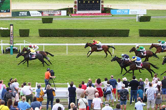 Photo d'arrivée de la course pmu PRIX ZETURF - LA CHAINE YOUTUBE DES PRONOS HIPPIQUES (PRIX DES ENCLOS) à CLAIREFONTAINE le Vendredi 11 août 2023