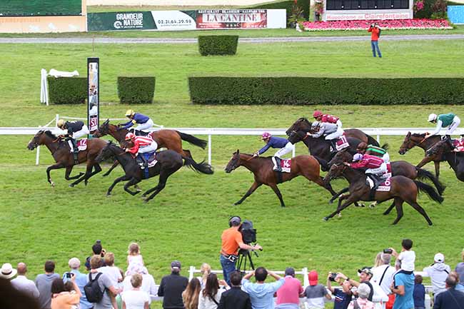 Photo d'arrivée de la course pmu PRIX DU SITE INTERNET ZETURF.FR (PRIX DE BLANGY-LE-CHATEAU) à CLAIREFONTAINE le Vendredi 11 août 2023