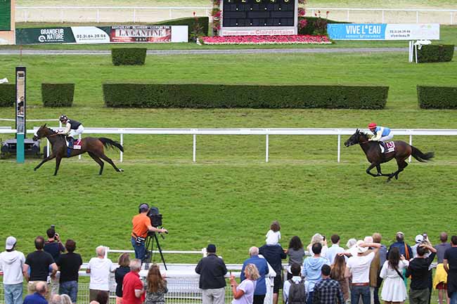 Photo d'arrivée de la course pmu PRIX DE L'APPLICATION ZETURF (PRIX DE FIERVILLE-LES-PARCS) à CLAIREFONTAINE le Vendredi 11 août 2023