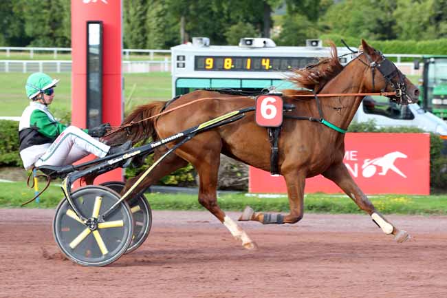 Photo d'arrivée de la course pmu PRIX DE PORNIC à ENGHIEN le Samedi 12 août 2023