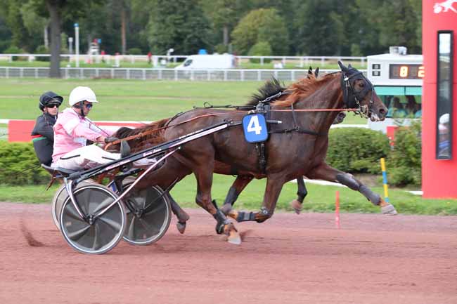 Photo d'arrivée de la course pmu PRIX DE LA PORTE DE CLICHY à ENGHIEN le Samedi 12 août 2023