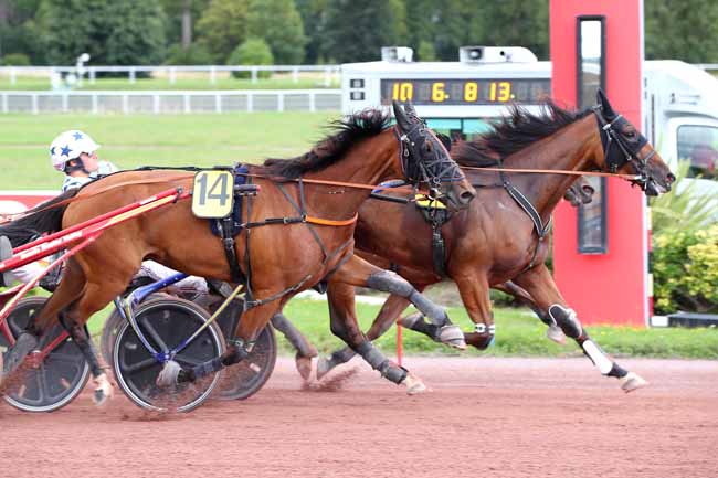 Photo d'arrivée de la course pmu PRIX DES TUILERIES à ENGHIEN le Dimanche 13 août 2023