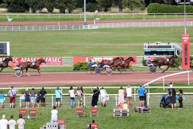 Photo d'arrivée de la course pmu PRIX DES GRANDES CARRIERES à ENGHIEN le Mercredi 16 août 2023