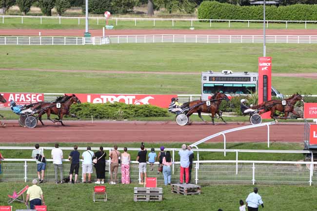 Photo d'arrivée de la course pmu PRIX DE NOUZONVILLE à ENGHIEN le Mercredi 16 août 2023