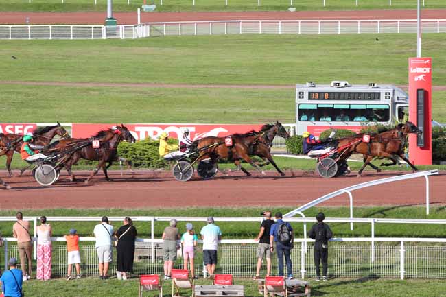Photo d'arrivée de la course pmu PRIX DE LA PORTE DE PASSY à ENGHIEN le Mercredi 16 août 2023