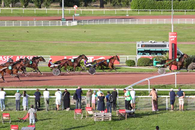 Photo d'arrivée de la course pmu PRIX DE LA PORTE DE VERSAILLES à ENGHIEN le Mercredi 16 août 2023