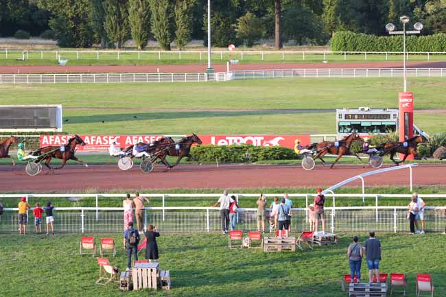 Photo d'arrivée de la course pmu PRIX DE VAUVILLERS à ENGHIEN le Mercredi 16 août 2023