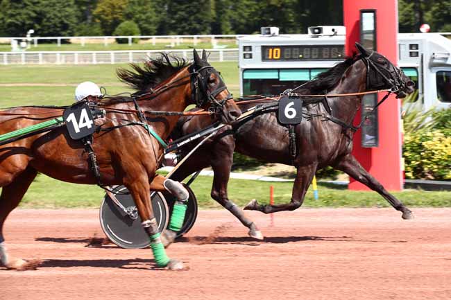 Photo d'arrivée de la course pmu PRIX DE LA PORTE DE CLIGNANCOURT à ENGHIEN le Jeudi 17 août 2023