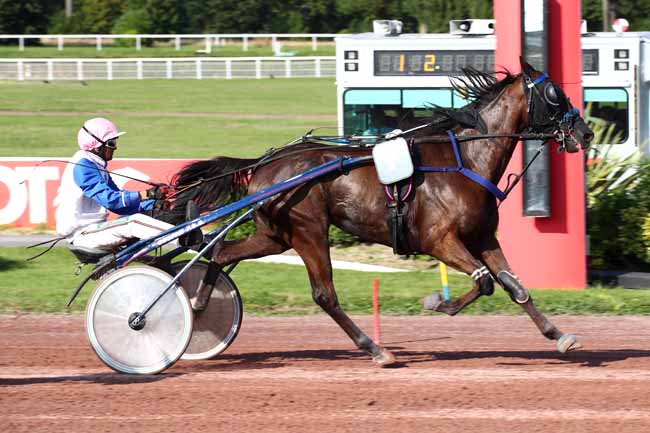 Photo d'arrivée de la course pmu PRIX DE LA PORTE DU PRE-SAINT-GERVAIS à ENGHIEN le Jeudi 17 août 2023
